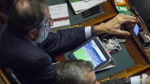 Si vota la legge di stabilità: i deputati guardano la partita 