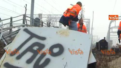 Bologna, la scientifica sul luogo del blitz No Tav