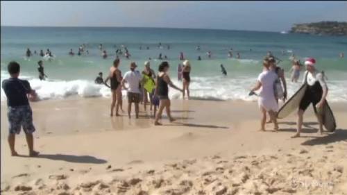 A Sydney Natale si festeggia sulla Bondi Beach: sole, surf e cappellini da Santa Claus 