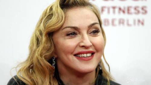 Madonna infastidita dai fotografi all’aeroporto di New York