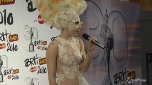 Lady Gaga a nudo, eccola in topless e senza parrucche