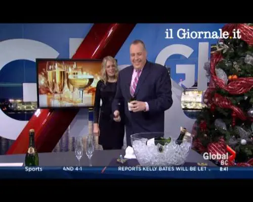 Aprire una bottiglia col coltello? La figuraccia in diretta