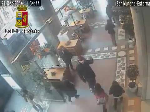 Vestito da Babbo Natale aggredisce un passante