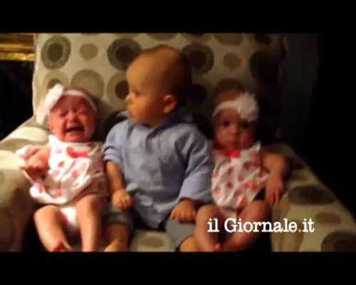 Bebè confuso tra due gemelle