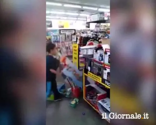 Bimbo di dieci anni distrugge il supermercato