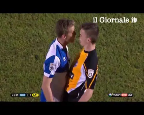 Anziché litigare i giocatori avversari si scambiano un bacio