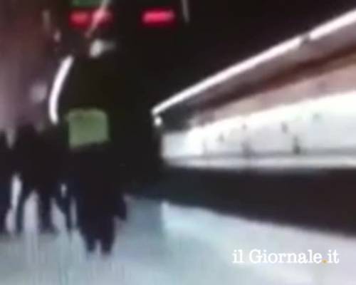 Madrid, muore poliziotto spinto sotto un treno