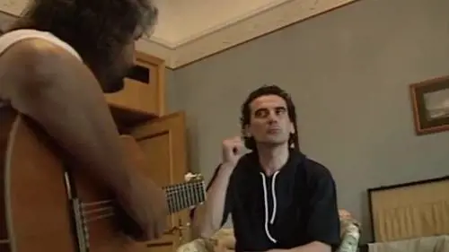 Pino Daniele canta davanti a Massimo Troisi