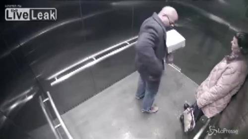 Poliziotto si spara per errore mentre ripone pistola in ascensore