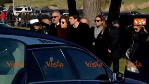 Da Venditti alla Mannoia, i big della musica al funerale