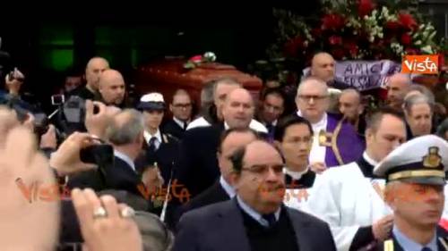 Folla in chiesa per dire addio a Pino Daniele