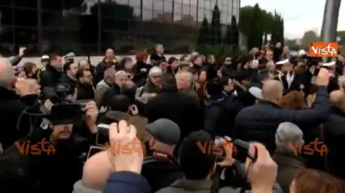 Il feretro di Pino Daniele va via sulle note di "Napul'è"