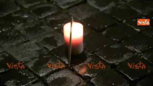 Charlie Hebdo, la matita davanti all'ambasciata francese
