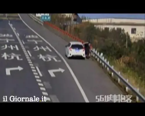 Cina, uomo investito da un pneumatico vagante