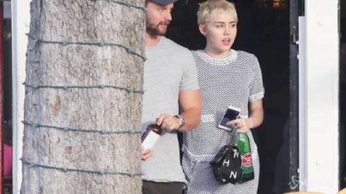Miley Cyrus biondo platino, pranzo salutista col suo Patrick