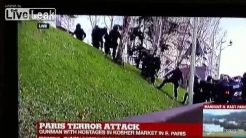 Momenti di difficoltà della polizia francese