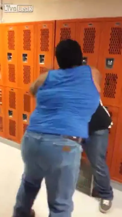 Il folle combattimento di due ragazzi obesi