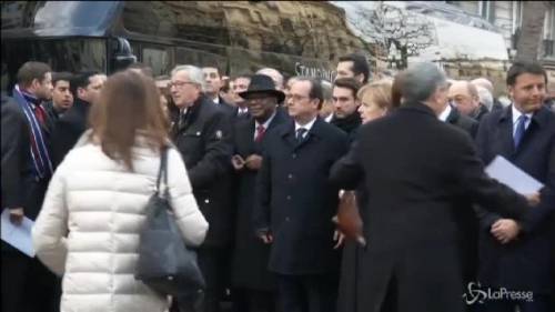 Folla oceanica a Parigi: i leader aprono il corteo