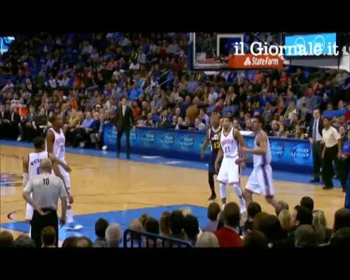 Nba, canestro "assurdo" di Trevor Booker