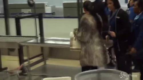 Kim Kardashian si spoglia per i controlli in aeroporto