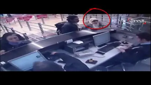 Hayat Boumeddiene mostra i documenti a un agente