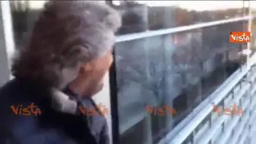 Renzi arriva in scorta: Grillo lo prende in giro