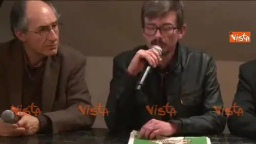 L'autore di Charlie Hebdo piange in conferenza stampa