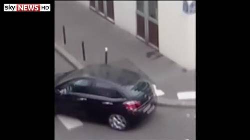 Parigi, in un video inedito la fuga a colpi di kalashnikov
