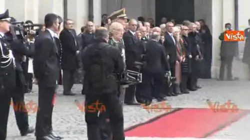 Il dono della bandiera dopo l'addio al Quirinale