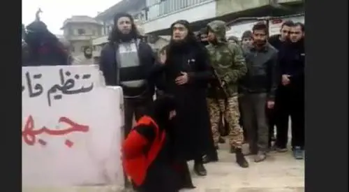 Così i terroristi islamici processano e uccidono una donna per strada