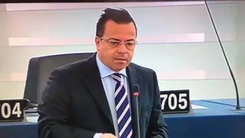 Buonanno show alla Ue straccia le foto degli imam