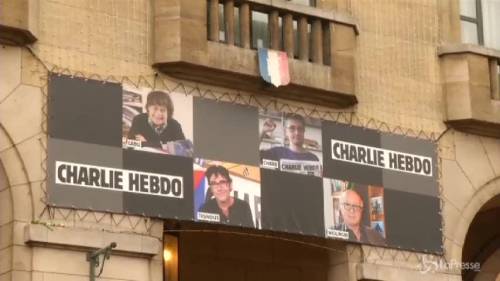 Charlie Hebdo, la Francia si stringe intorno alle vittime nel giorno dei funerali