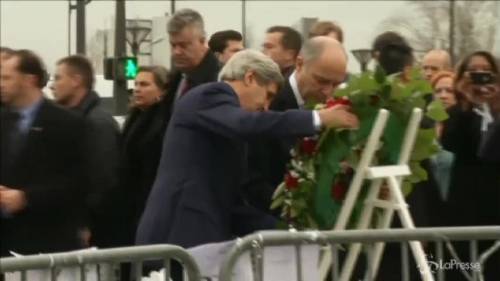 Kerry depone i fiori al supermercato kosher