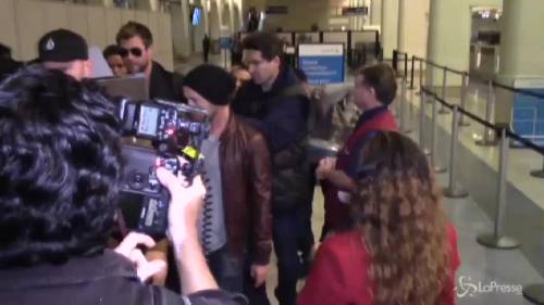 Chris Hemsworth assalito dai fan all’aeroporto di Los Angeles