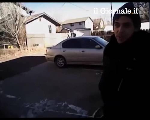 Poliziotto chiacchiera col suo assassino