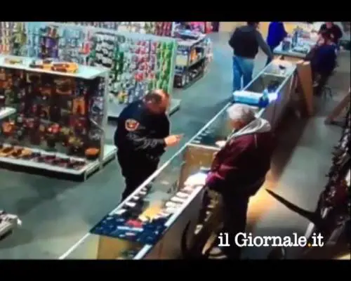 Poliziotto si spara a un dito in un negozio di armi