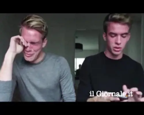 Due fratelli gemelli telefonano al padre: "Papà, siamo gay"