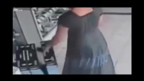 Ruba la tv e la nasconde sotto la gonna