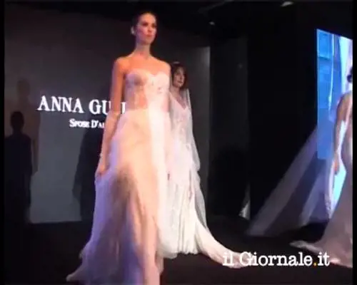 Luxuria sfila in abito da sposa