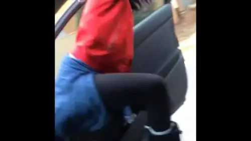 Ragazza fa twerking e cade dall'automobile