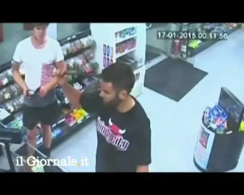 Entra in una stazione di servizio con un'asta conficcata in testa