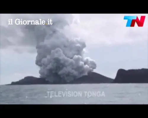 Cresce l'isola nata dal vulcano