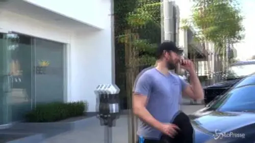 John Krasinski si allena per fare l'agente di sicurezza (ma ha la pancetta)