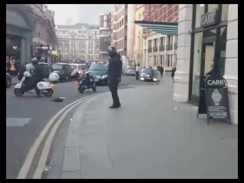 Londra, affronta rapinatore armato di machete in fuga