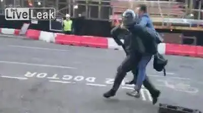 A mani nude contro il ladro con il machete