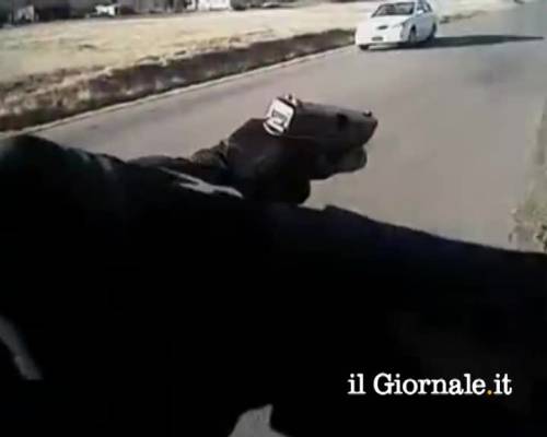 Il poliziotto spara e uccide un ragazzo. Ma un video lo salva