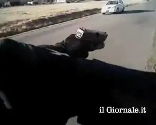 Il poliziotto spara  e uccide un ragazzo. Ma un video lo salva