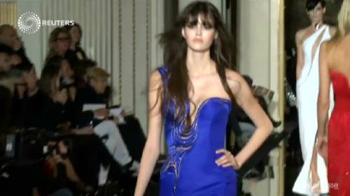 Versace apre la Paris Fashion Week: in passerella Herzigova, in platea Hudson 