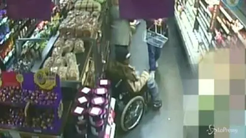 Si alza dalla sedia a rotelle e cammina per rubare