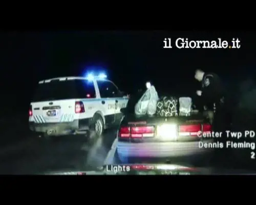 In manette ruba l'auto della polizia